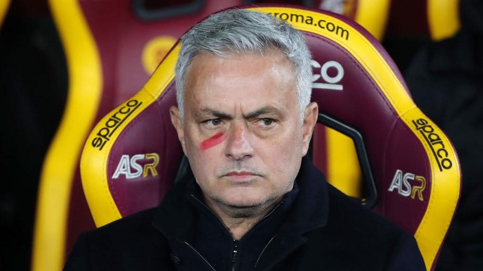 ROME, ITALY - FEBRUARY 19: Jose Mourinho, Head Coach of AS Roma, looks on with a red mark on their face in support of the #UNROSSOALLAVIOLENZA - the WeWorld Violence Against Women campaign, prior to the Serie A match between AS Roma and Hellas Verona at Stadio Olimpico on February 19, 2023 in Rome, Italy. (Photo by Paolo Bruno/Getty Images)