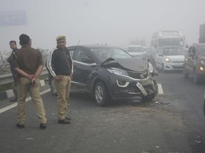 Kabut Tebal Picu Tabrakan Beruntun di Jalan Tol Delhi Kabut Tebal Picu Tabrakan Beruntun di Jalan Tol Delhi