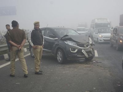 Kabut Tebal Picu Tabrakan Beruntun di Jalan Tol Delhi