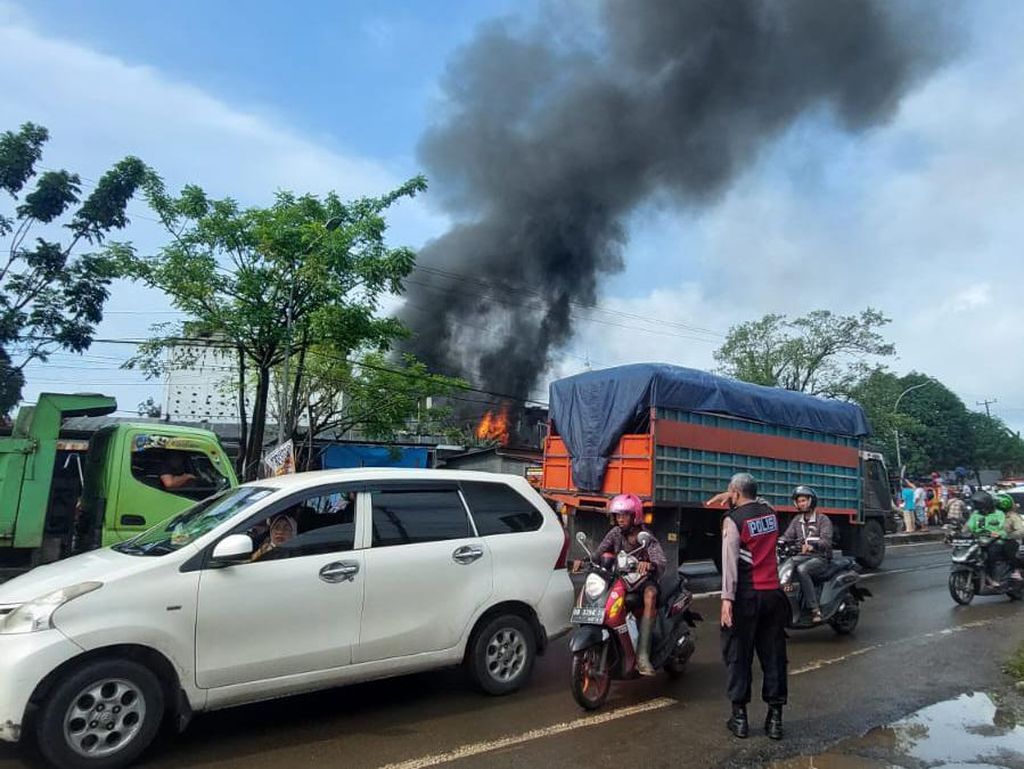 Jalan Poros Maros-Makassar Macet Parah 2 Km Imbas Kebakaran di Gudang Plastik