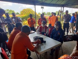 Keluarga Korban Hilang Tenggelam di Kali Jagir Surabaya Datangi Posko