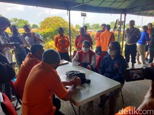 Keluarga Korban Hilang Tenggelam di Kali Jagir Surabaya Datangi Posko Keluarga Korban Hilang Tenggelam di Kali Jagir Surabaya Datangi Posko