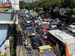 Pengguna Bus TJ Kesal Kena Macet di Jalan TB Simatupang, Berharap WFH Lagi