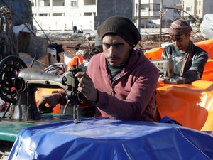 Korban Gempa Suriah Bertambah, Bengkel Ini Banjir Order Tenda Pengungsi