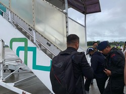 Momen KPK Bawa Bupati Mamberamo Tengah ke Jakarta