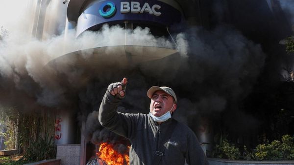 Krisis Lebanon Bikin Miris! Banyak Kantor Bank Dibakar Nasabah