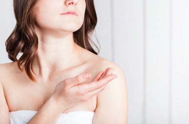 Perempuan berkulit putih pucat