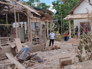 Ledakan Dahsyat Petasan Blitar Sisakan Lubang Sedalam 0,5 Meter Ledakan Dahsyat Petasan Blitar Sisakan Lubang Sedalam 0,5 Meter