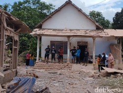 Tim Jibom Cek TKP Ledakan Petasan Maut Blitar, Warga Diminta Menjauh