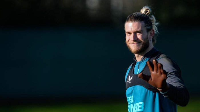 NEWCASTLE UPON TYNE, ENGLAND - JANUARY 27: Goalkeeper Loris Karius waves to the camera during the Newcastle United Training Session at the Newcastle United Training Centre on January 27, 2023 in Newcastle upon Tyne, England. (Photo by Serena Taylor/Newcastle United via Getty Images)