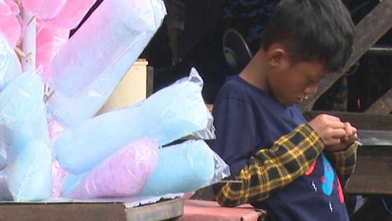 Ilham Bocah Penjual Gulali Tetap Tegar di Tengah Pahitnya Hidup, Yuk Bantu