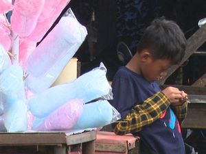 Ilham Bocah Penjual Gulali Tetap Tegar di Tengah Pahitnya Hidup, Yuk Bantu