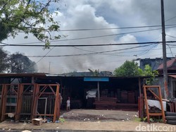 Kebakaran Gudang Plastik di Maros Padam, Petugas Lakukan Pendinginan