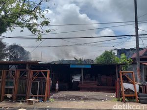 Kebakaran Gudang Plastik di Maros Padam, Petugas Lakukan Pendinginan Kebakaran Gudang Plastik di Maros Padam, Petugas Lakukan Pendinginan