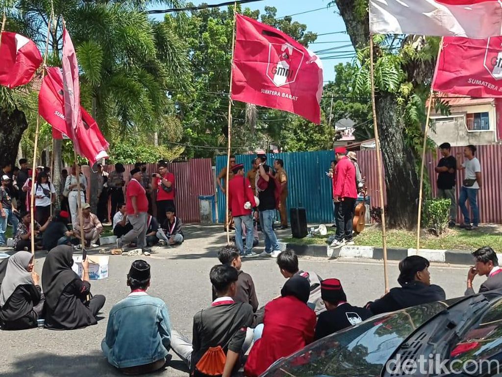 Rumah Singgah Bung Karno Dirubuhkan, GMNI Demo Walkot Padang