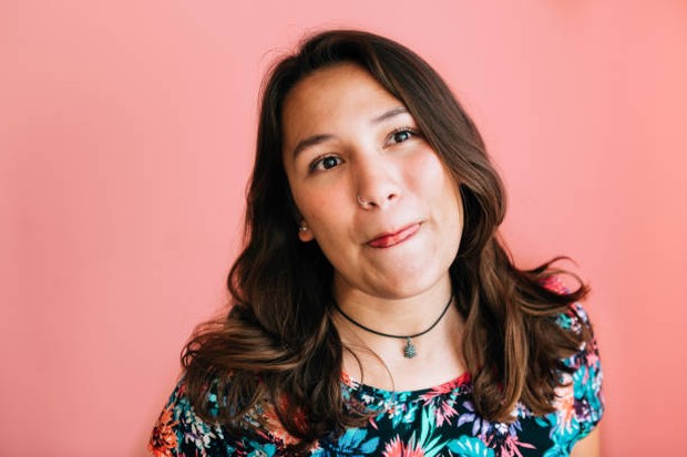 Gambaran perempuan yang terbiasa menjilat bibir.