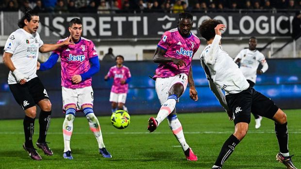 Juventus' Italian forward Moise Kean (C-R) shoots to open the scoring during the Italian Serie A football match between Spezia and Juventus, on February 19, 2023 at the Alberto-Picco stadium in La Spezia. (Photo by ANDREAS SOLARO / AFP) (Photo by ANDREAS SOLARO/AFP via Getty Images)