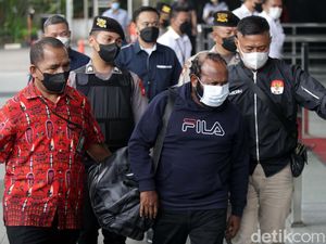 Momen Bupati Mamberamo Tengah Tiba di Gedung KPK