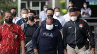Momen Bupati Mamberamo Tengah Tiba di Gedung KPK Usai 7 Bulan Buron