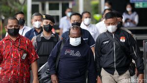 Momen Bupati Mamberamo Tengah Tiba di Gedung KPK Usai 7 Bulan Buron