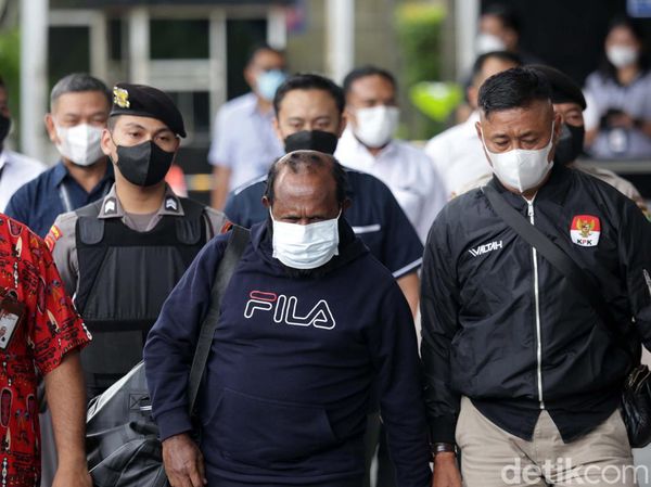 Momen Bupati Mamberamo Tengah Tiba di Gedung KPK Usai 7 Bulan Buron