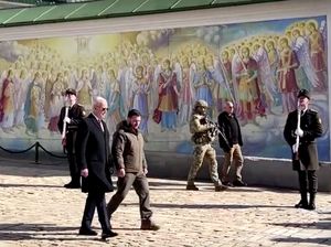 Momen Kunjungan Dadakan Biden ke Ukraina Jelang Setahun Invasi Rusia