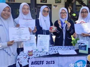 Bangga, 5 Tim Siswa MTsN 1 Sidoarjo Raih 4 Emas-1 Perunggu di Ajang AISEEF Bangga, 5 Tim Siswa MTsN 1 Sidoarjo Raih 4 Emas-1 Perunggu di Ajang AISEEF