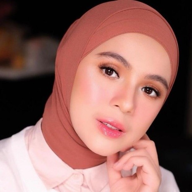 Nycta Gina Nycta Gina selain menjadi artis yang sering kali bertingkah lucu, ternyata juga merupakan seorang dokter umum.