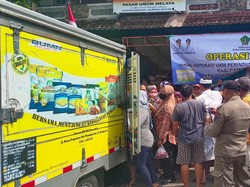 Diserbu! Operasi Pasar Rp 100 Ribu Dapat 2 Karung Beras-Seliter Minyak