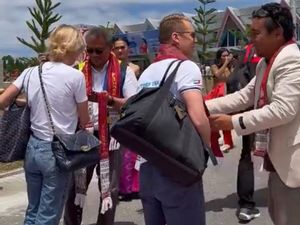 Pembalap F1H2O Danau Toba Tiba di Balige, Disambut Tortor dan Ulos