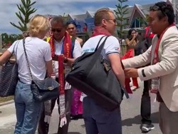 Pembalap F1H2O Danau Toba Tiba di Balige, Disambut Tortor dan Ulos