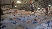 Penampakan Tumpukan Beras Impor Vietnam di Gudang Bulog