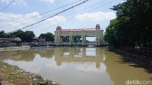 Dua Jenazah Pria Ditemukan-Dievakuasi dari Kali Jagir Surabaya
