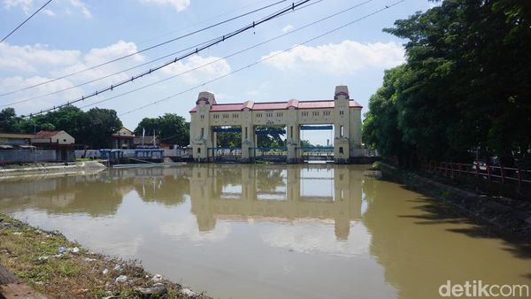 Dua Jenazah Pria Ditemukan-Dievakuasi dari Kali Jagir Surabaya