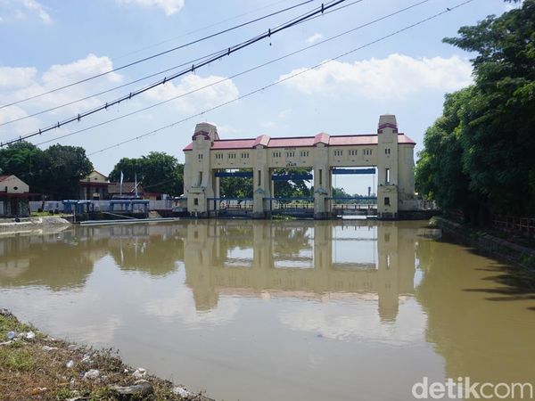 Dua Jenazah Pria Ditemukan-Dievakuasi dari Kali Jagir Surabaya
