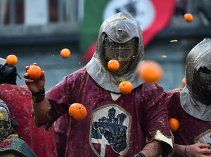 Perang Jeruk di Italia, Festival Seru yang Bikin Memar-memar Perang Jeruk di Italia, Festival Seru yang Bikin Memar-memar