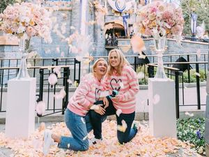 Sudah Tunangan, Rebel Wilson Pamer Lamar Pacar Wanitanya di Disneyland