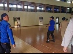 Kala Damkar Berburu Kera Liar di SMKN 3 Kuningan