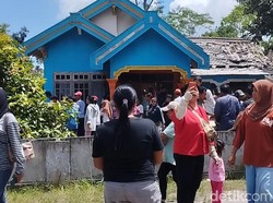 Petugas Kewalahan Halau Warga Foto-foto di Lokasi Ledakan Petasan Blitar