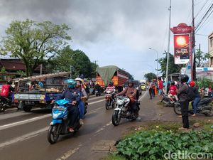 Polisi Rekayasa Lalin Imbas Kebakaran Gudang Plastik di Maros, Macet 4,5 Km Polisi Rekayasa Lalin Imbas Kebakaran Gudang Plastik di Maros, Macet 4,5 Km