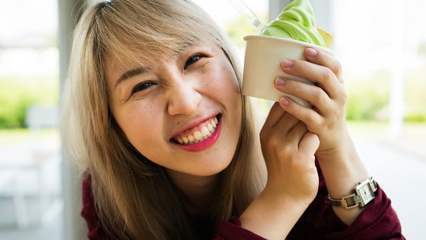 Ilustrasi seorang perempuan yang terlihat bahagia.