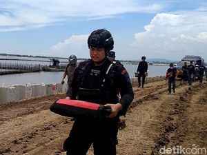 2 Granat dari Rumah Tua Pekalongan Diledakkan 2 Granat dari Rumah Tua Pekalongan Diledakkan