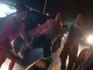 Aksi Pemuda di Sampang Nyaris Adu Jotos dengan Polisi Gegara Motor Diamankan Aksi Pemuda di Sampang Nyaris Adu Jotos dengan Polisi Gegara Motor Diamankan