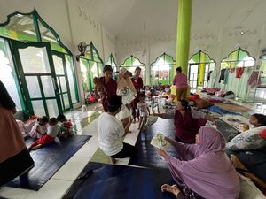 Relawan Ganjar Beri Bantuan Pangan-Pakaian ke Korban Banjir Makassar