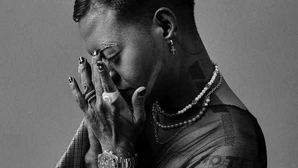 8 Pemotretan Terbaru Reza Arap Tuai Nyinyiran, Pakai Rok & Berambut Klimis