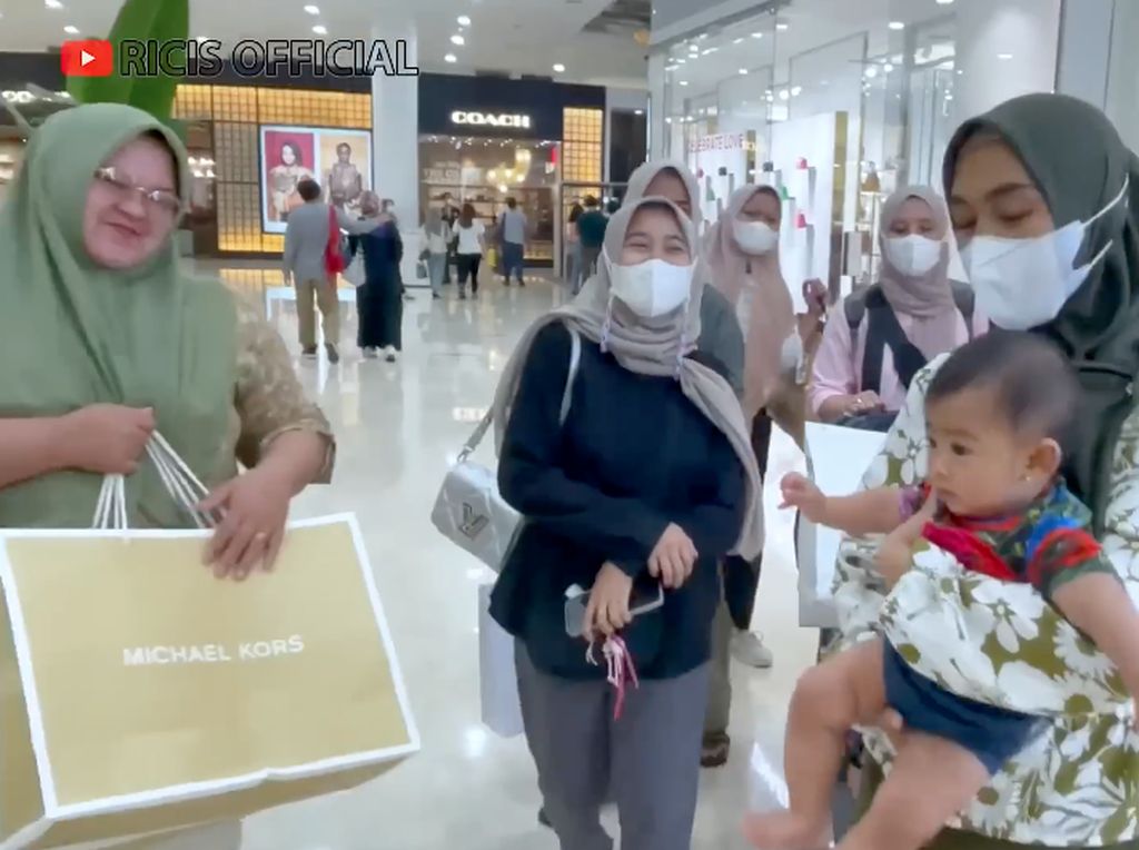 Ria Ricis Habiskan Ratusan Juta Traktir ART di Mall