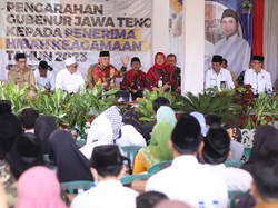 Ganjar Serahkan Hibah Rp 434 Miliar untuk Pendidikan Agama di Jateng