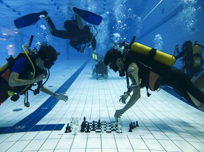 Serunya Bermain Catur Sambil Menyelam, Berani Coba?