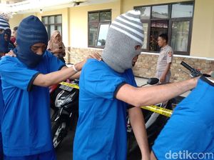 Pencuri Motor Bertopeng Sarung Tak Berdaya Dicokok Polisi Pencuri Motor Bertopeng Sarung Tak Berdaya Dicokok Polisi