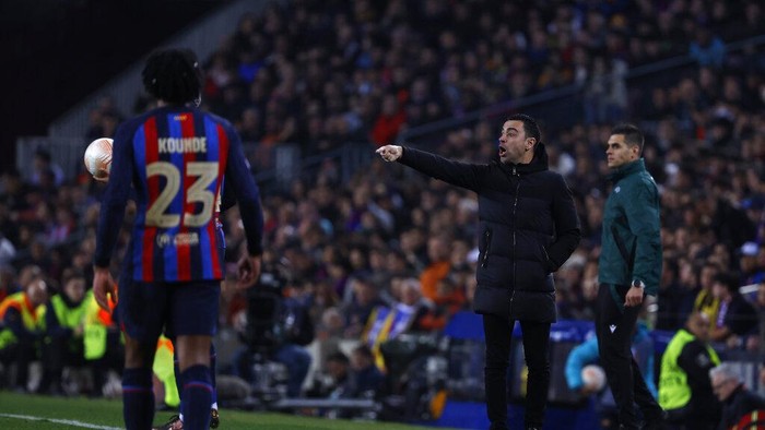 Barcelonas head coach Xavi Hernandez gives instructions from the side line during the Europa League playoff first leg soccer match between Barcelona and Manchester United at the Camp Nou stadium in Barcelona, Spain, Thursday, Feb. 16, 2023. (AP Photo/Joan Monfort)